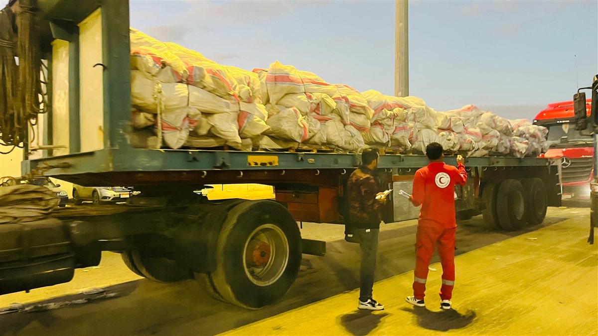 الهلال الأحمر المصري يرسل 9200 طن مساعدات غذائية ومياه للشرب إلى غزة