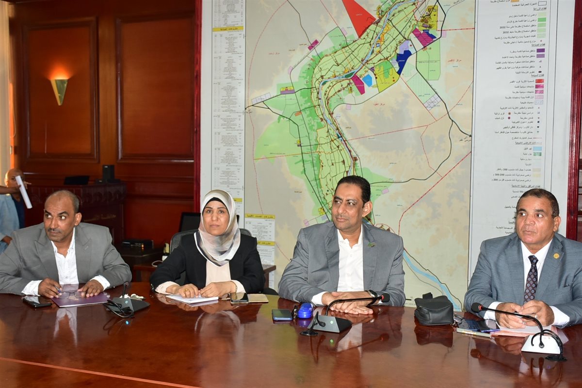 محافظ الأقصر يستعرض أعمال لجنة حصر المناطق المؤجرة