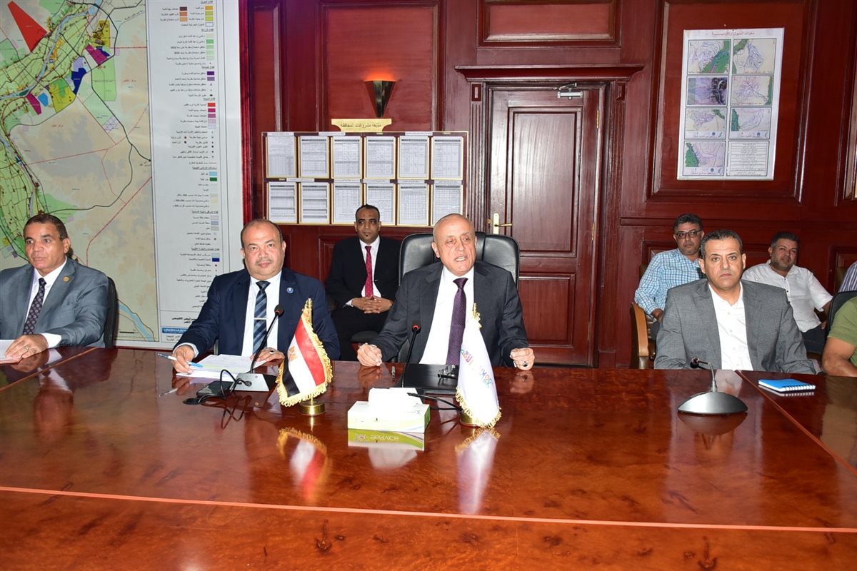 محافظ الأقصر يستعرض أعمال لجنة حصر المناطق المؤجرة