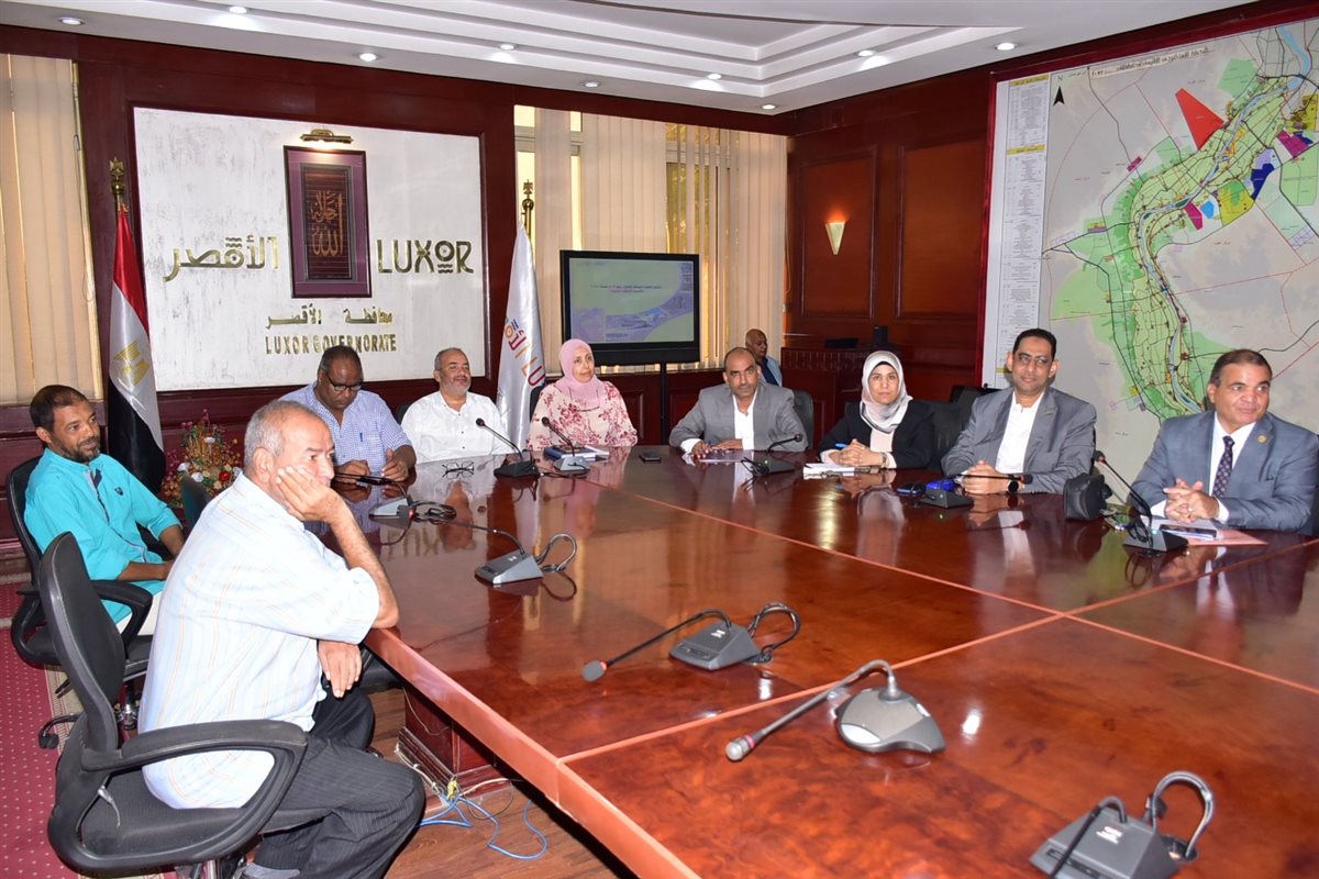 محافظ الأقصر يستعرض أعمال لجنة حصر المناطق المؤجرة