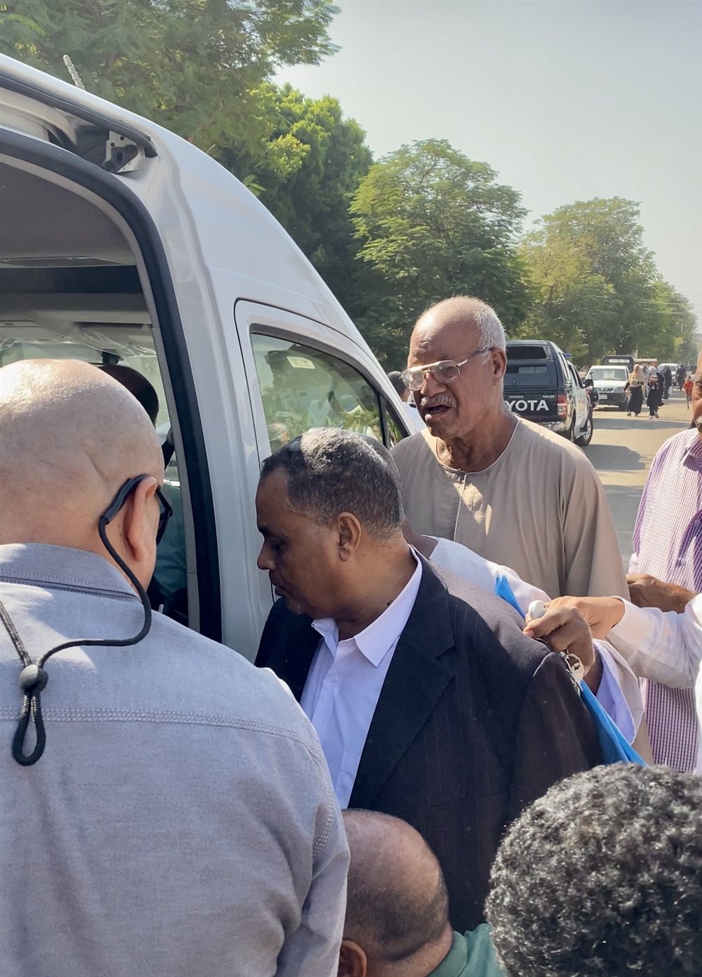 شاب من ذوى الهمم يستوقف موكب محافظ الأقصر 