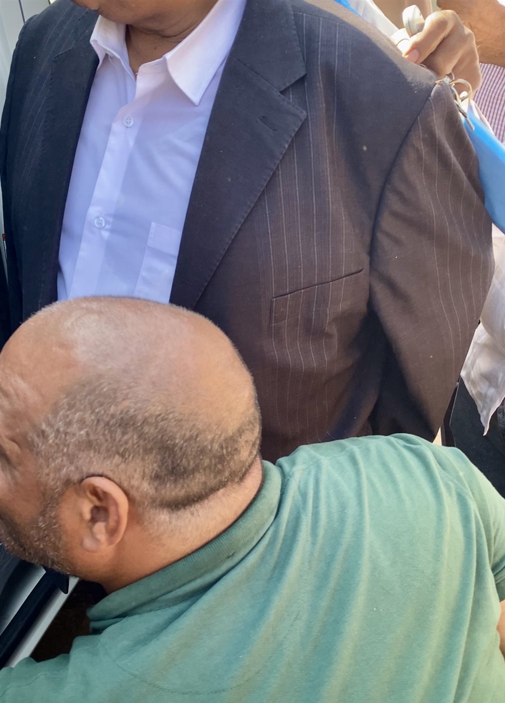 شاب من ذوى الهمم يستوقف موكب محافظ الأقصر 