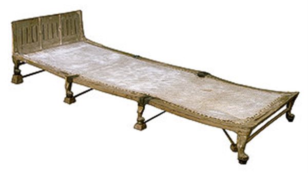 أول سرير قابل للطي في التاريخ