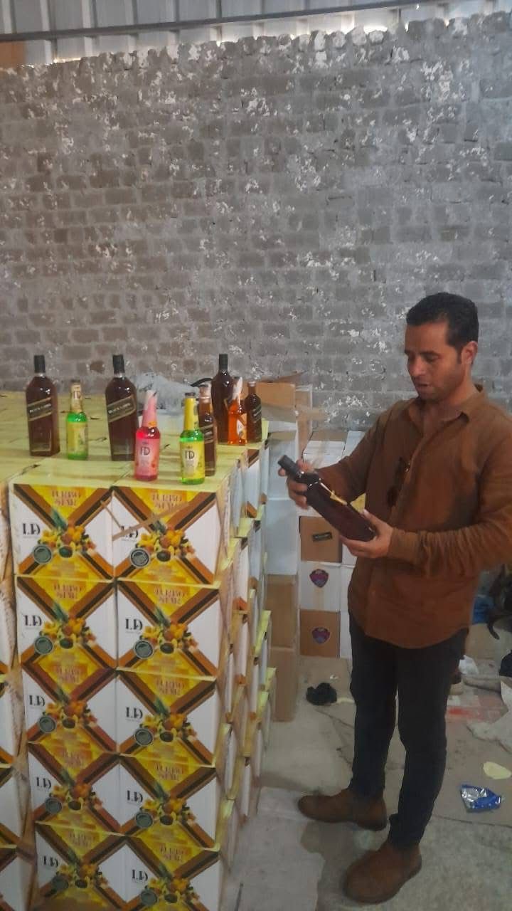 ضبط مصنع لتصنيع الخمور والمواد الكحولية بمنطقة طناش بحي الوراق في الجيزة 