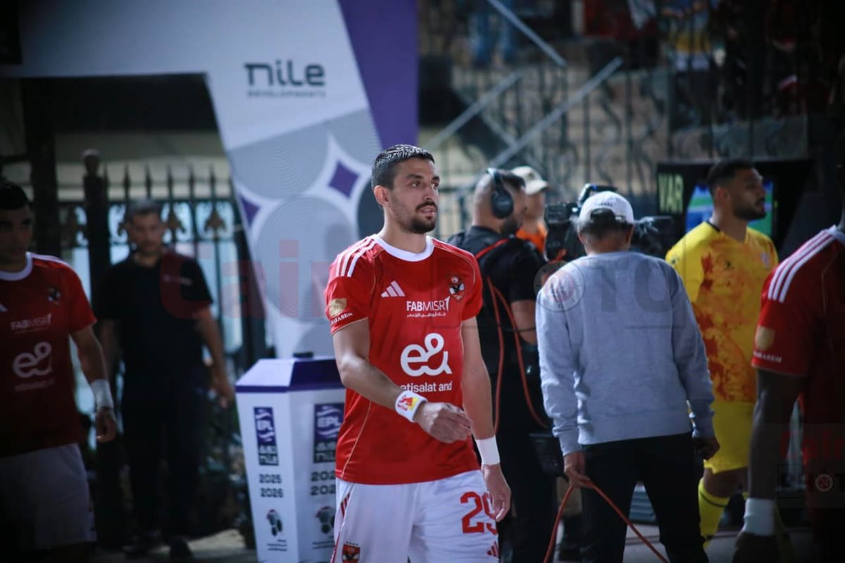 لقطات من الشوط الأول لمباراة الأهلي وبتروجت في الدوري الممتاز