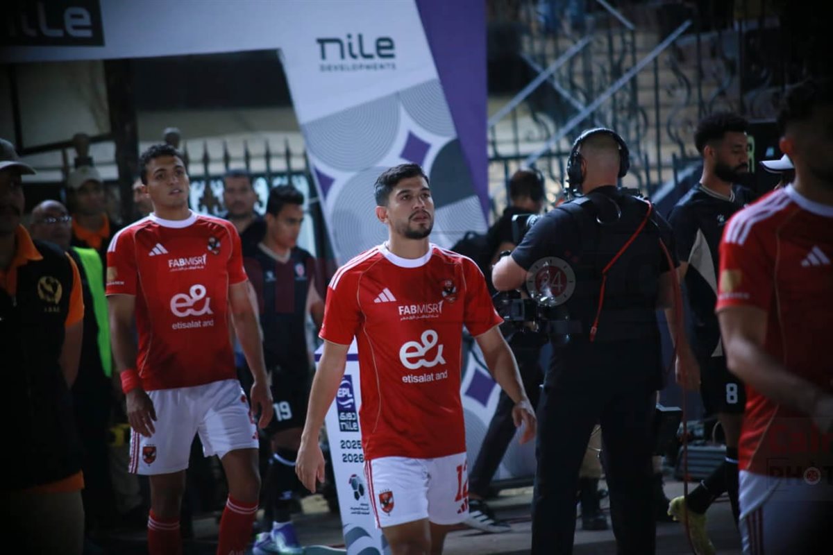 لقطات من الشوط الأول لمباراة الأهلي وبتروجت في الدوري الممتاز