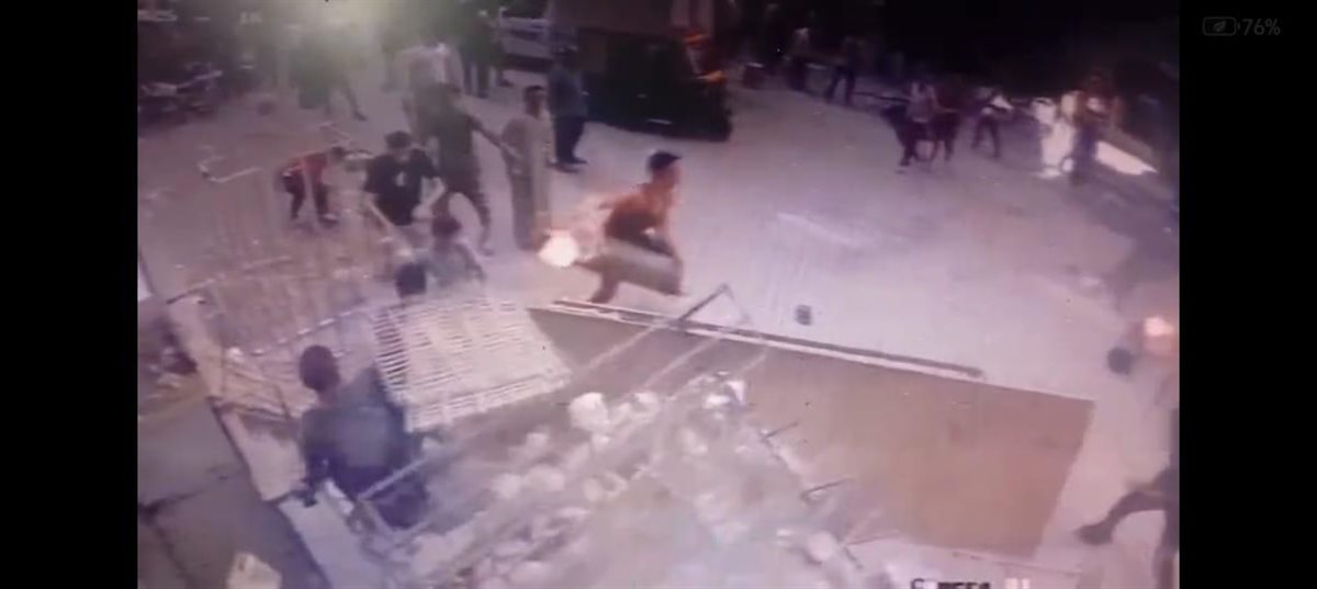 أهالي منشية السد العالي يتهمون صاحب مخبز سياحي بعرقلة الطريق العام