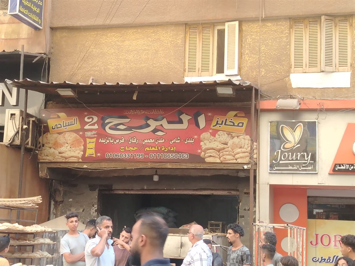 أهالي منشية السد العالي يتهمون صاحب مخبز سياحي بعرقلة الطريق العام