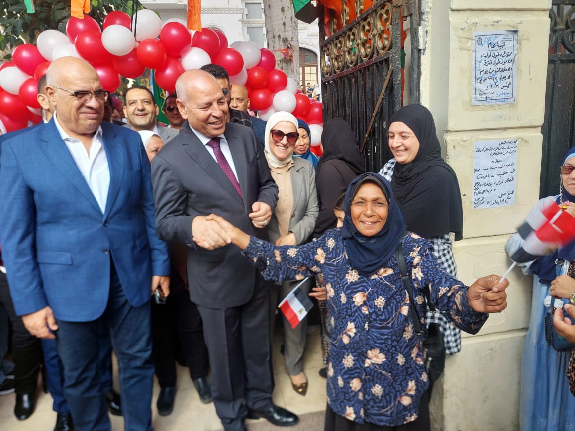 محافظ القاهرة يشارك طلاب مدرسة قصر الدوبارة فعاليات الطابور المدرسي