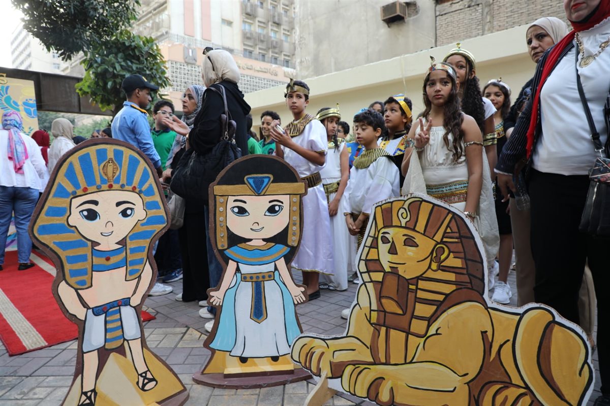 محافظ القاهرة يشارك طلاب مدرسة قصر الدوبارة فعاليات الطابور المدرسي