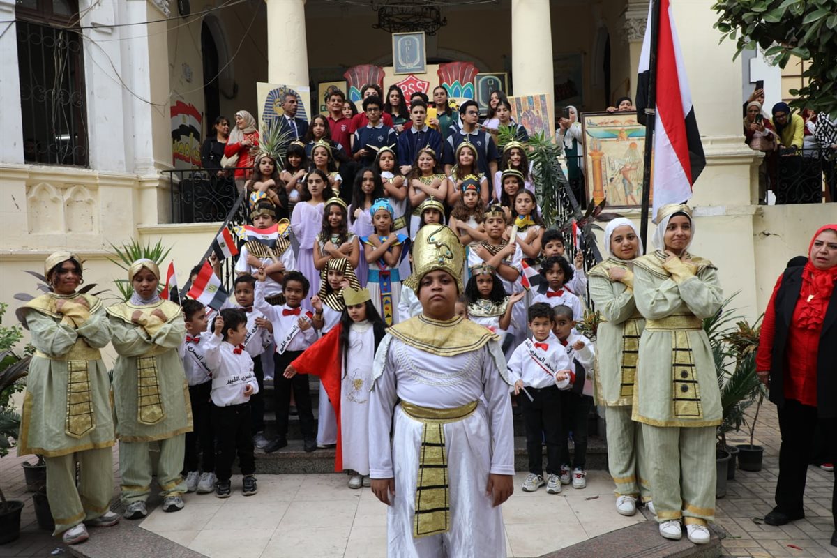 محافظ القاهرة يشارك طلاب مدرسة قصر الدوبارة فعاليات الطابور المدرسي