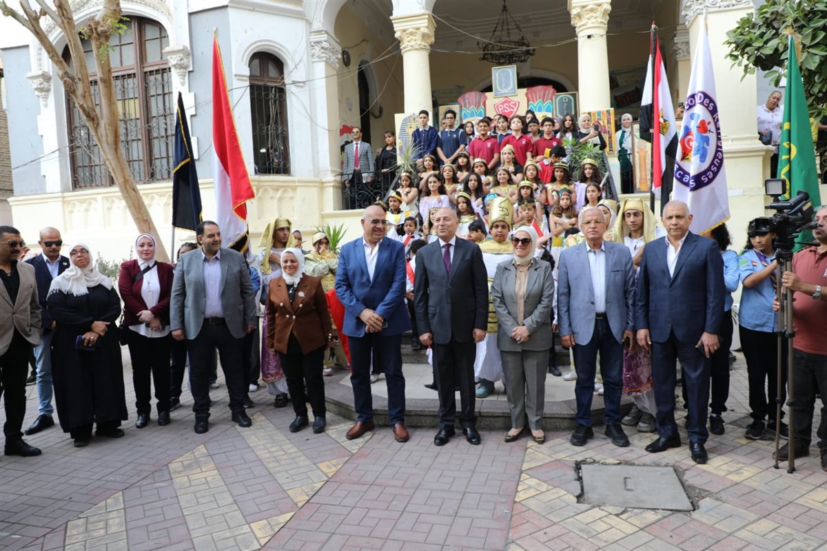 محافظ القاهرة يشارك طلاب مدرسة قصر الدوبارة فعاليات الطابور المدرسي
