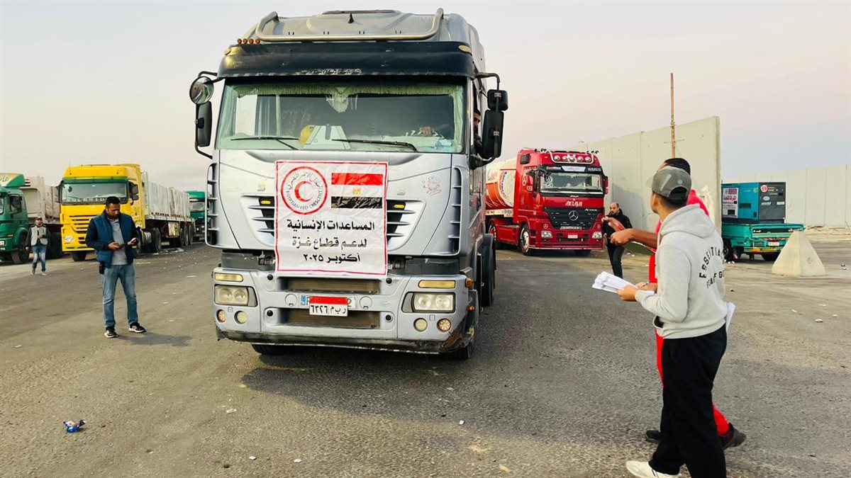 الهلال الأحمر المصري يدفع بالمواد البترولية والمساعدات الغذائية إلى غزة