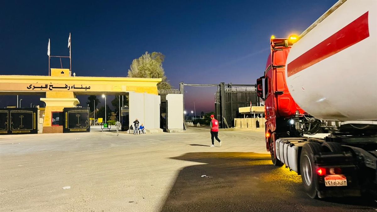 الهلال الأحمر المصري يدفع بالمواد البترولية والمساعدات الغذائية إلى غزة