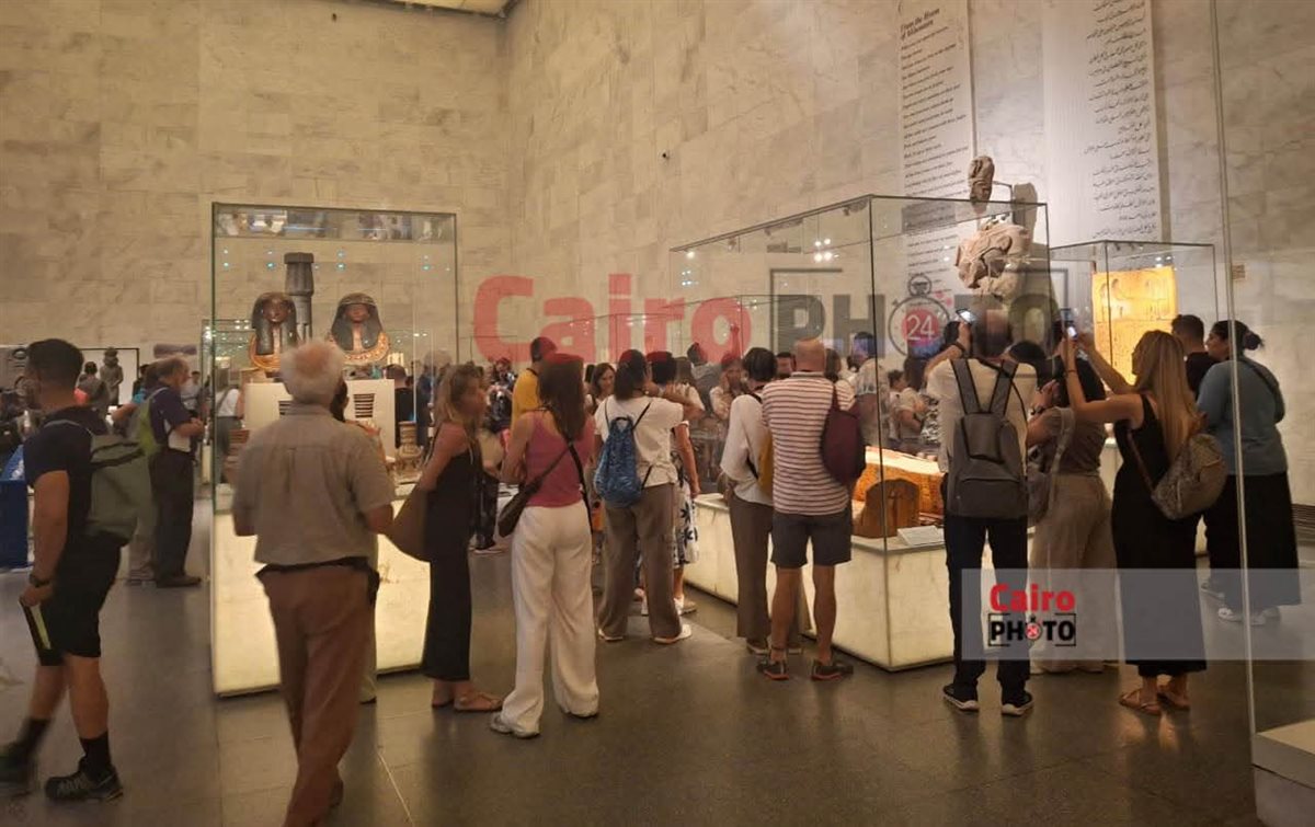إقبال السائحين على المتحف القومي للحضارة