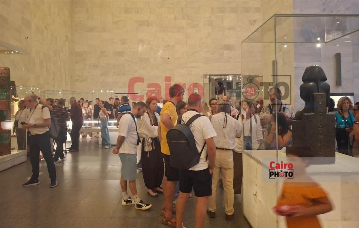 إقبال السائحين على المتحف القومي للحضارة