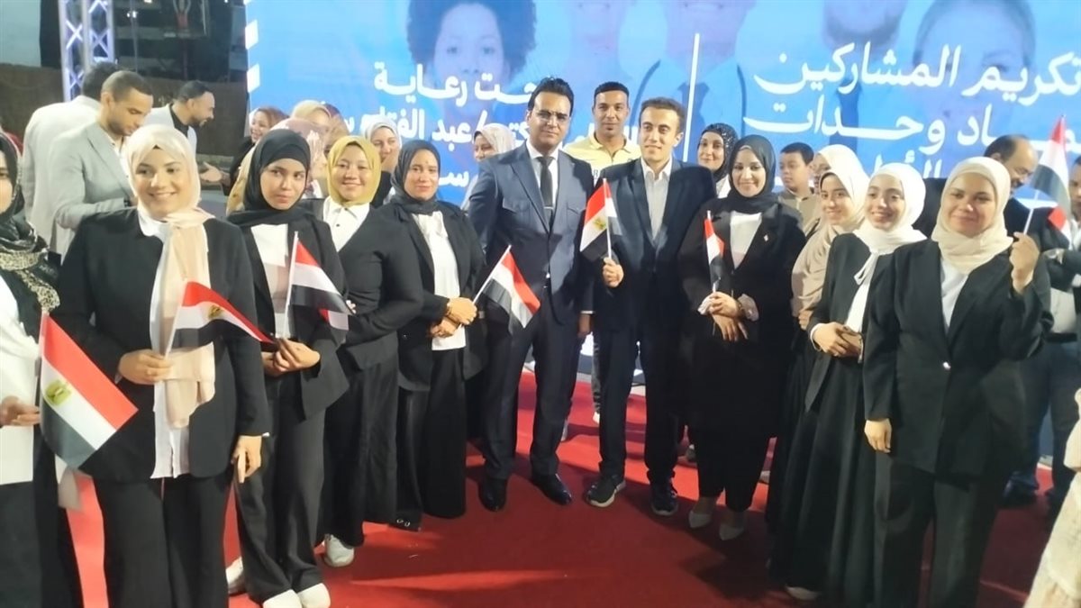 محافظ سوهاج يُكرّم 400 من الكوادر الطبية والإدارية تقديرًا لجهودهم المتميزة 