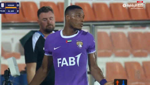 <strong>على طريقة فينيسيوس.. لابا كودجو يعترض على مدرب العين الإماراتي بسبب تبديله</strong>