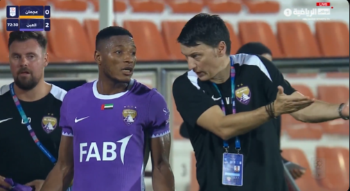 <strong>على طريقة فينيسيوس.. لابا كودجو يعترض على مدرب العين الإماراتي بسبب تبديله</strong>