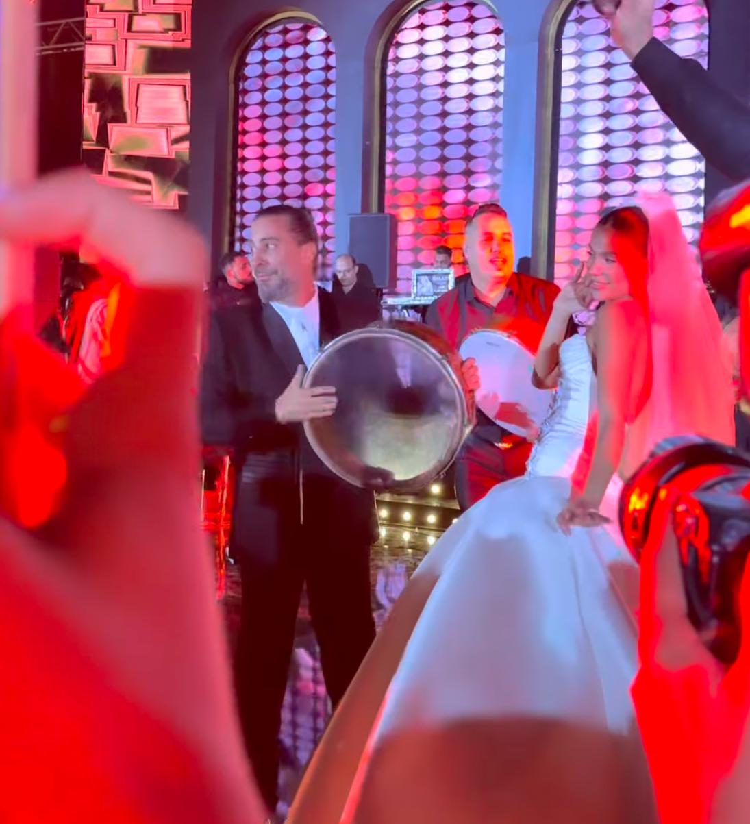 بـ الدف.. هادي الباجوري يُشعل حفل زفافة على هايدي خالد