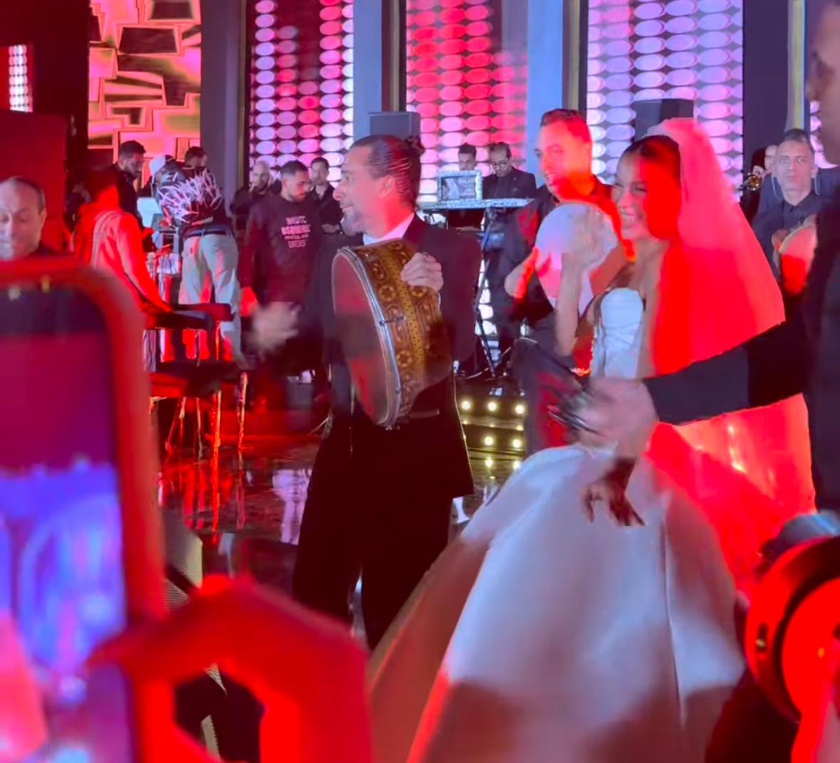 بـ الدف.. هادي الباجوري يُشعل حفل زفافة على هايدي خالد