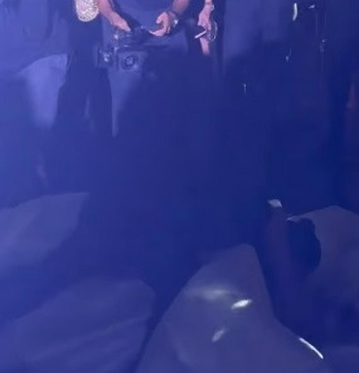 بيرقصوا سلو.. سقوط المخرج هادي الباجوري وعروسته في حفل زفافهما