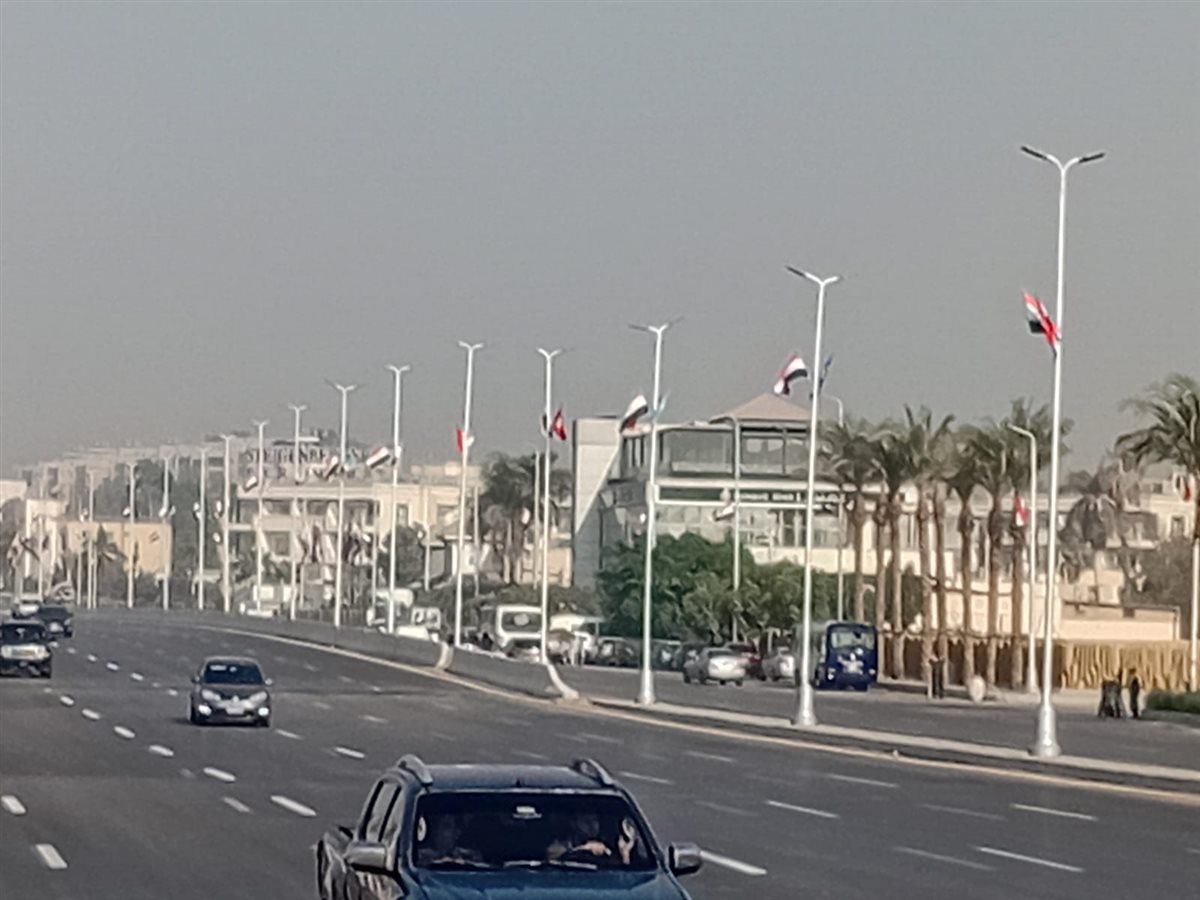 تعليق الأعلام واللافتات الترحيبية بالدول الضيوف على الطرق والمحاور