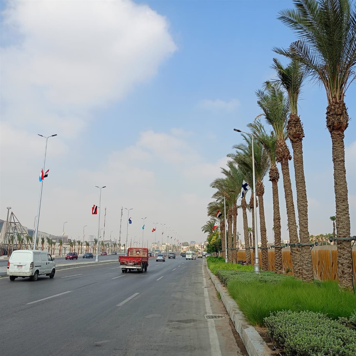 تعليق الأعلام واللافتات الترحيبية بالدول الضيوف على الطرق والمحاور