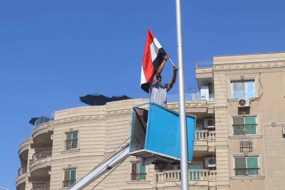 تعليق الأعلام واللافتات الترحيبية بالدول الضيوف على الطرق والمحاور