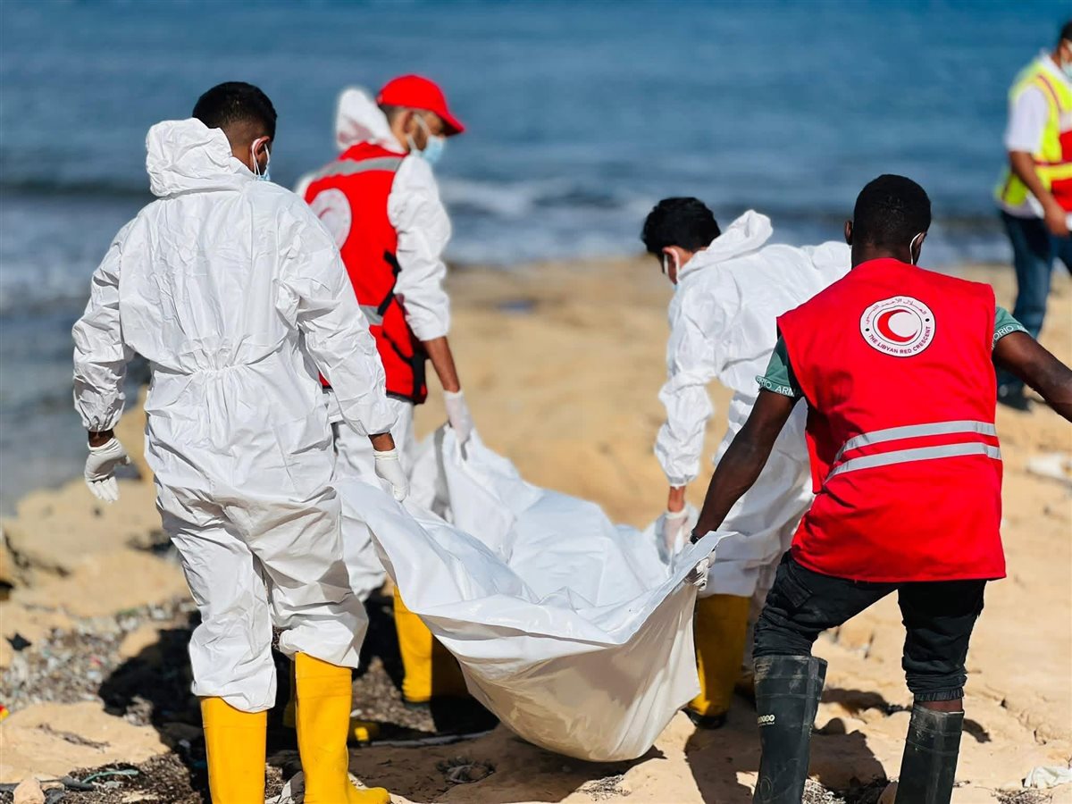 لحظة انتشال جثامين الـ 4 المتوفين