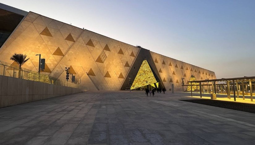 كم مساحة المتحف المصري الكبير؟