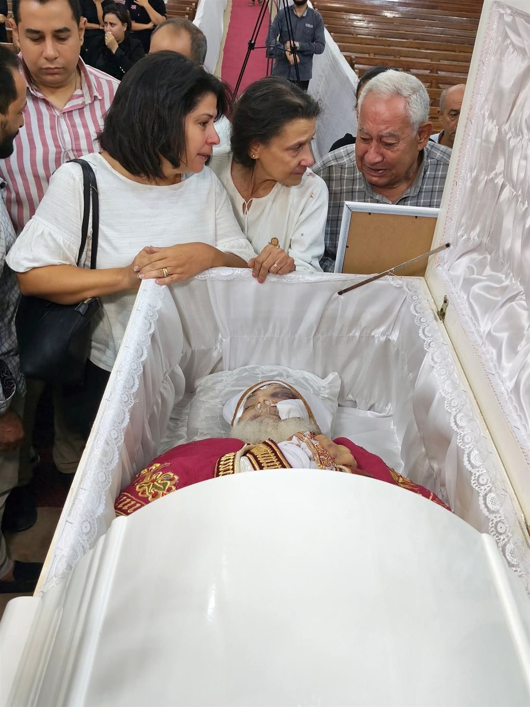 نظرة وداع علي كاهن كنيسة الأنبا شنودة بالغردقة 