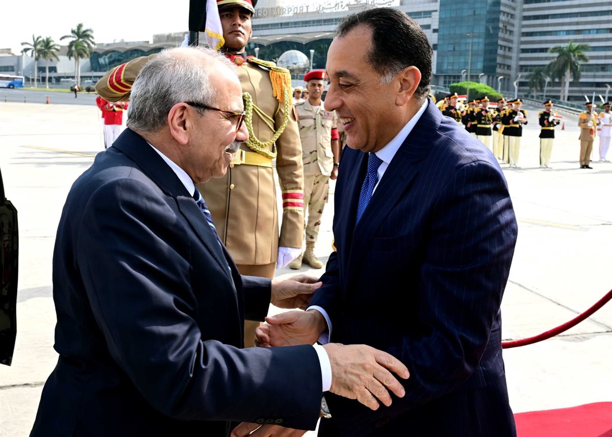 <strong>رئيس الوزراء يستقبل نظيره اللبناني بمطار القاهرة الدولي</strong>