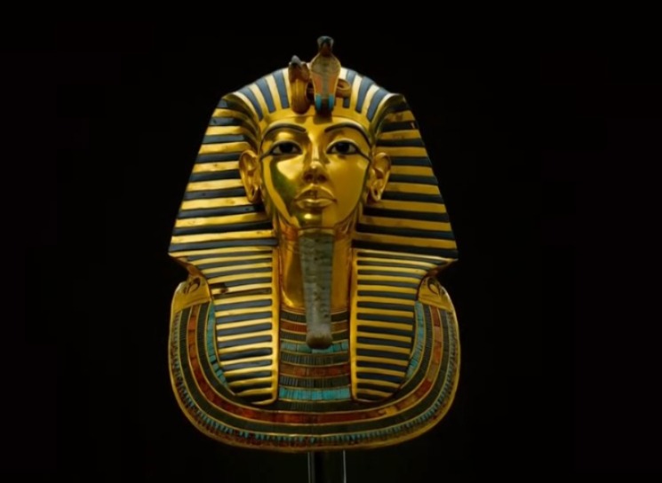 القناع الذهبي للملك توت عنخ آمون