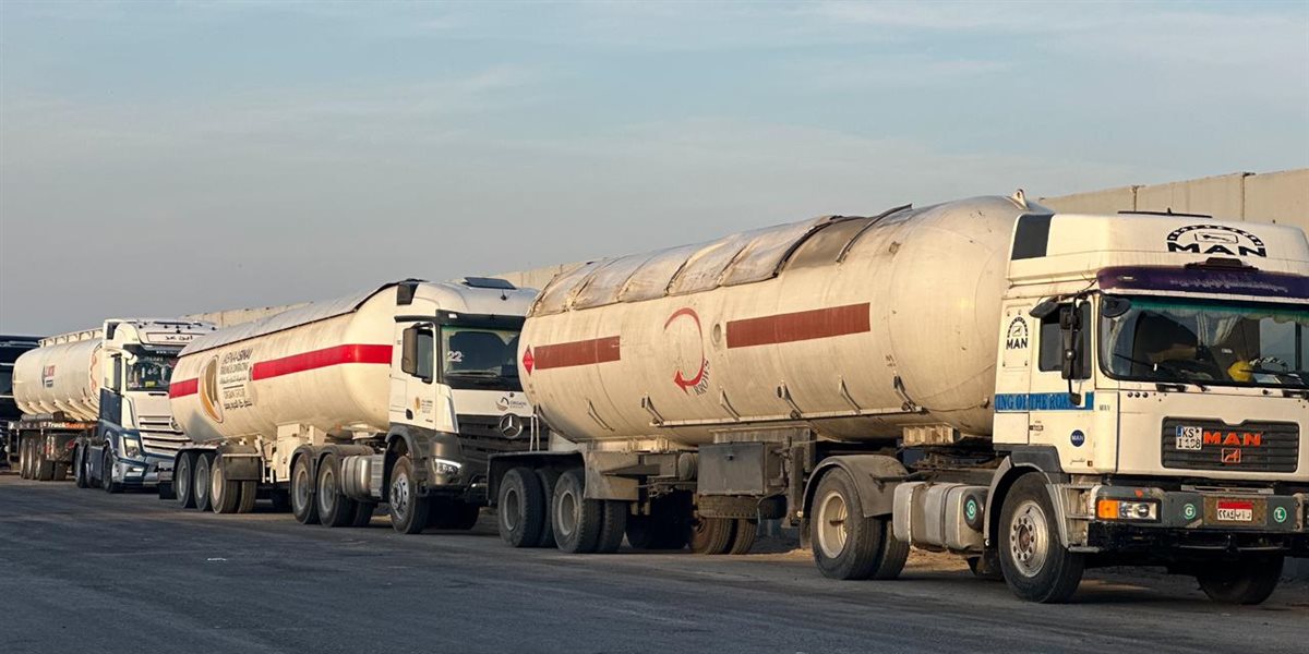 الهلال الأحمر المصري يدفع بأكثر من 8 آلاف طن مساعدات غذائية وإغاثية عبر قافلة زاد العزة الـ 63 إلى غزة