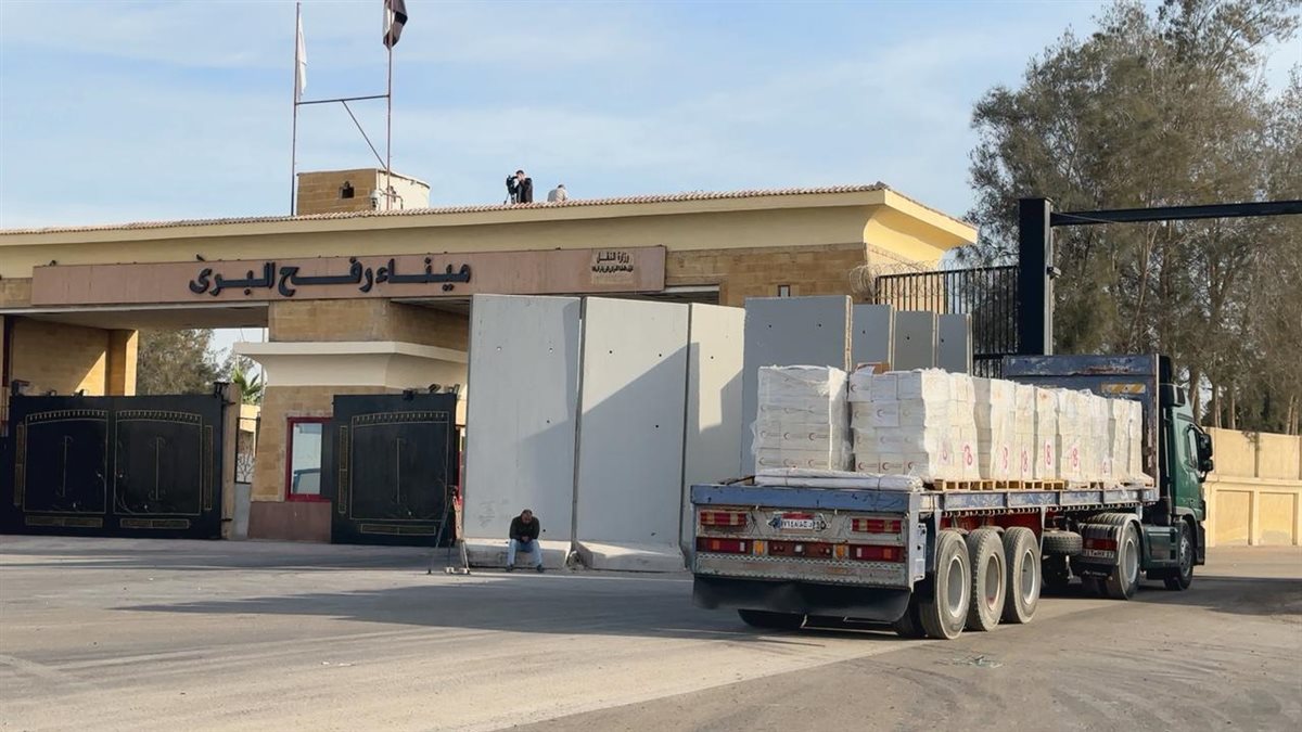 الهلال الأحمر المصري يدفع بأكثر من 8 آلاف طن مساعدات غذائية وإغاثية عبر قافلة زاد العزة الـ 63 إلى غزة