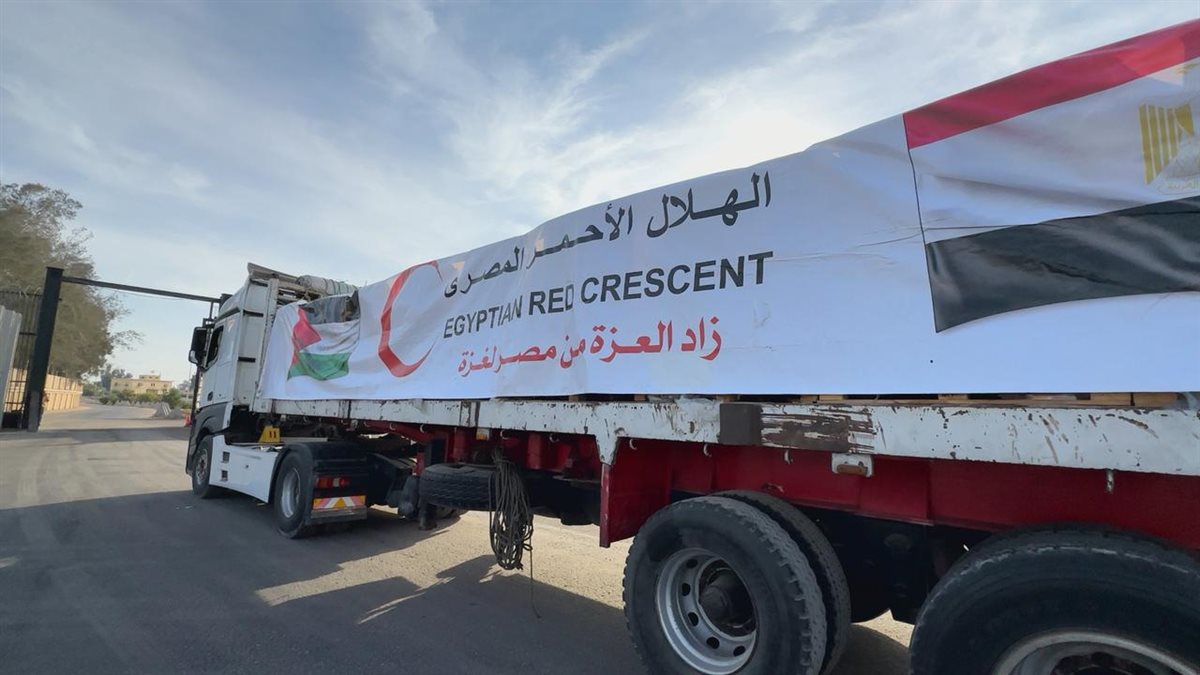 الهلال الأحمر المصري يدفع بأكثر من 8 آلاف طن مساعدات غذائية وإغاثية عبر قافلة زاد العزة الـ 63 إلى غزة