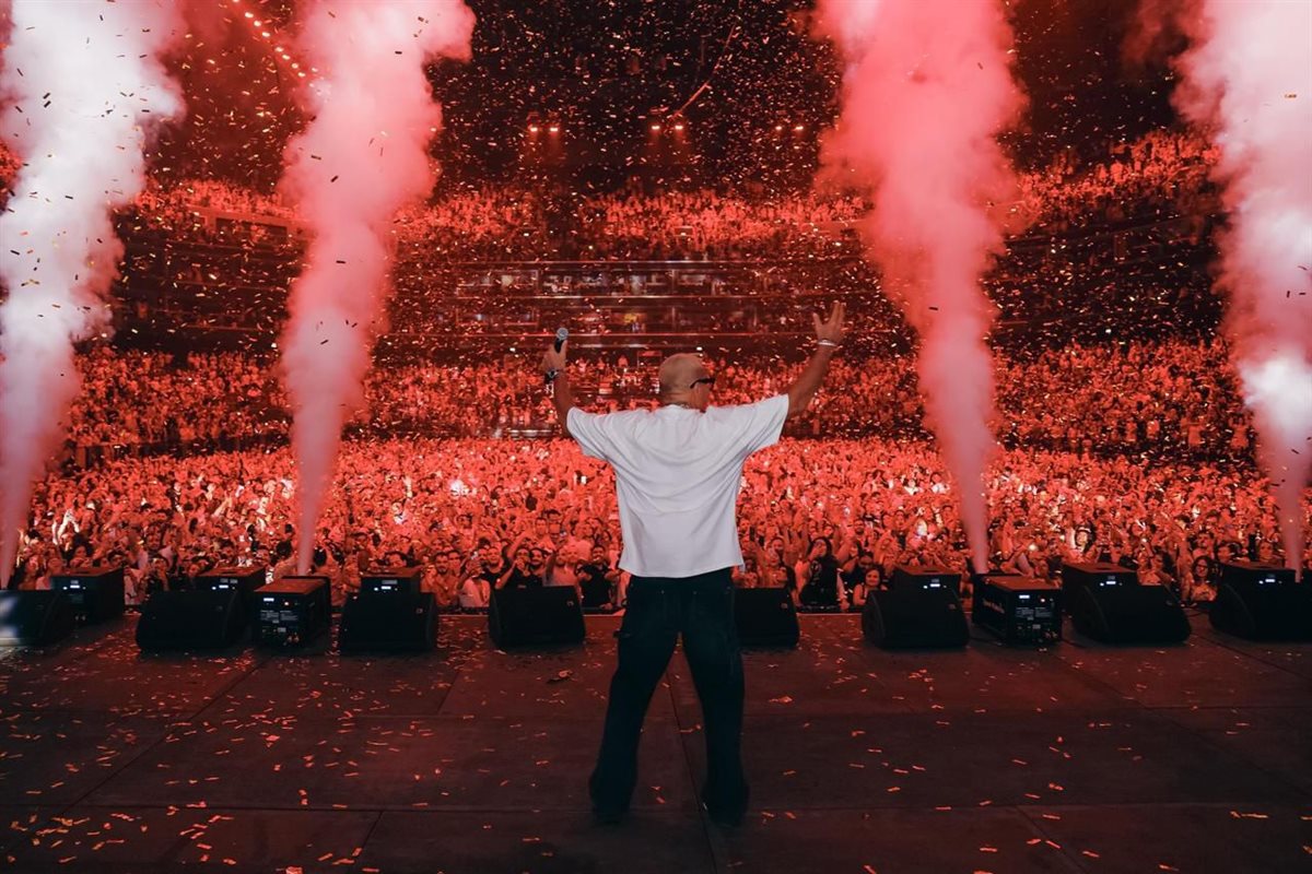 عمرو دياب يتألق في حفل أسطوري بـ دبي