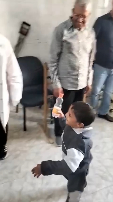 الطفل محمود المصاب بالشلل الدماغي