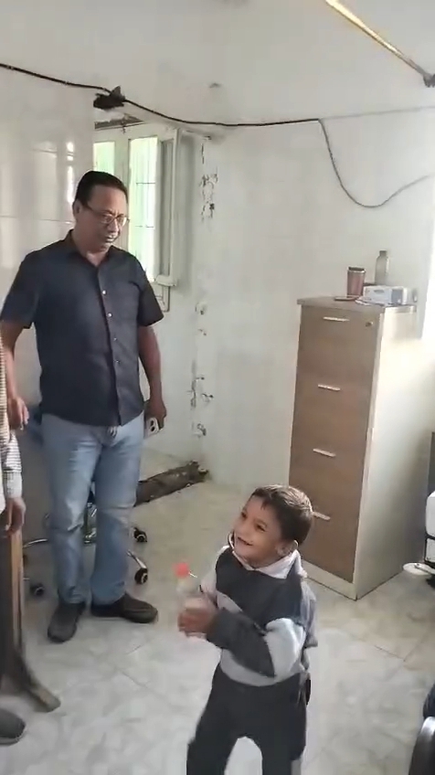 الطفل محمود المصاب بالشلل الدماغي