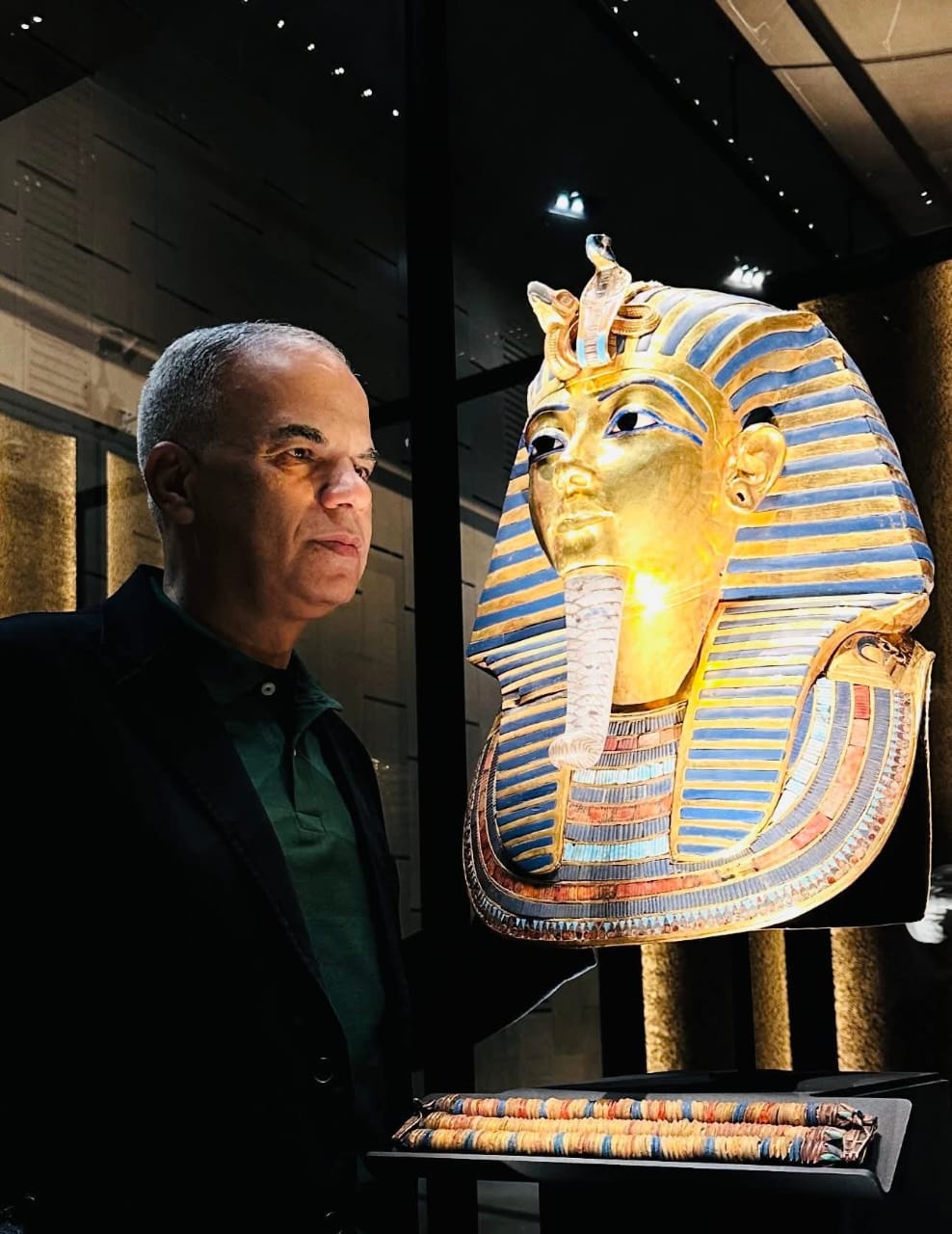 الدكتور عيسى زيدان وقناع توت عنخ آمون