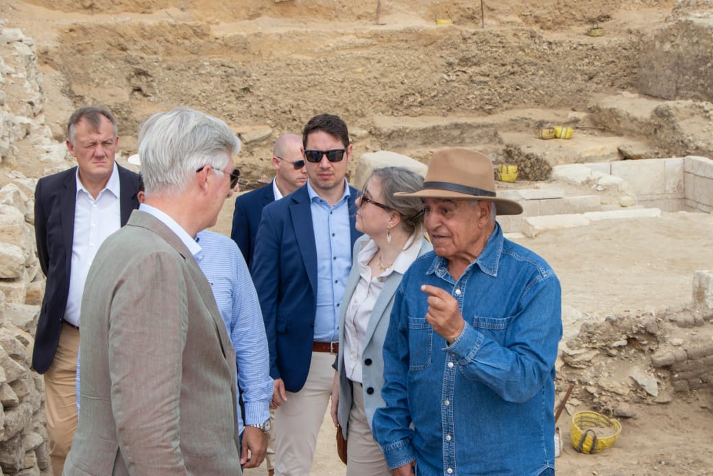 عالم الآثار زاهي حواس وملك بلجيكا 