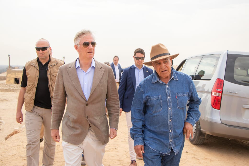 عالم الآثار زاهي حواس وملك بلجيكا 