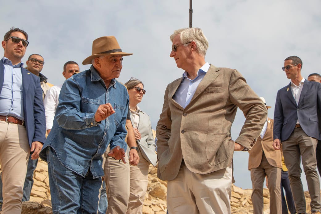 عالم الآثار زاهي حواس وملك بلجيكا 