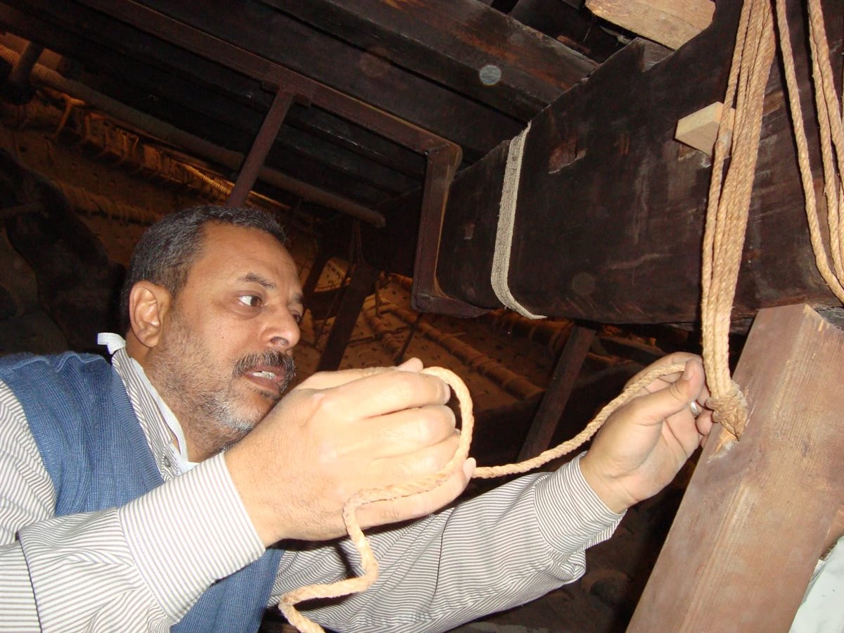 الأثري أحمد تهامي خلال مهمة ربط حبال مركب خوفو