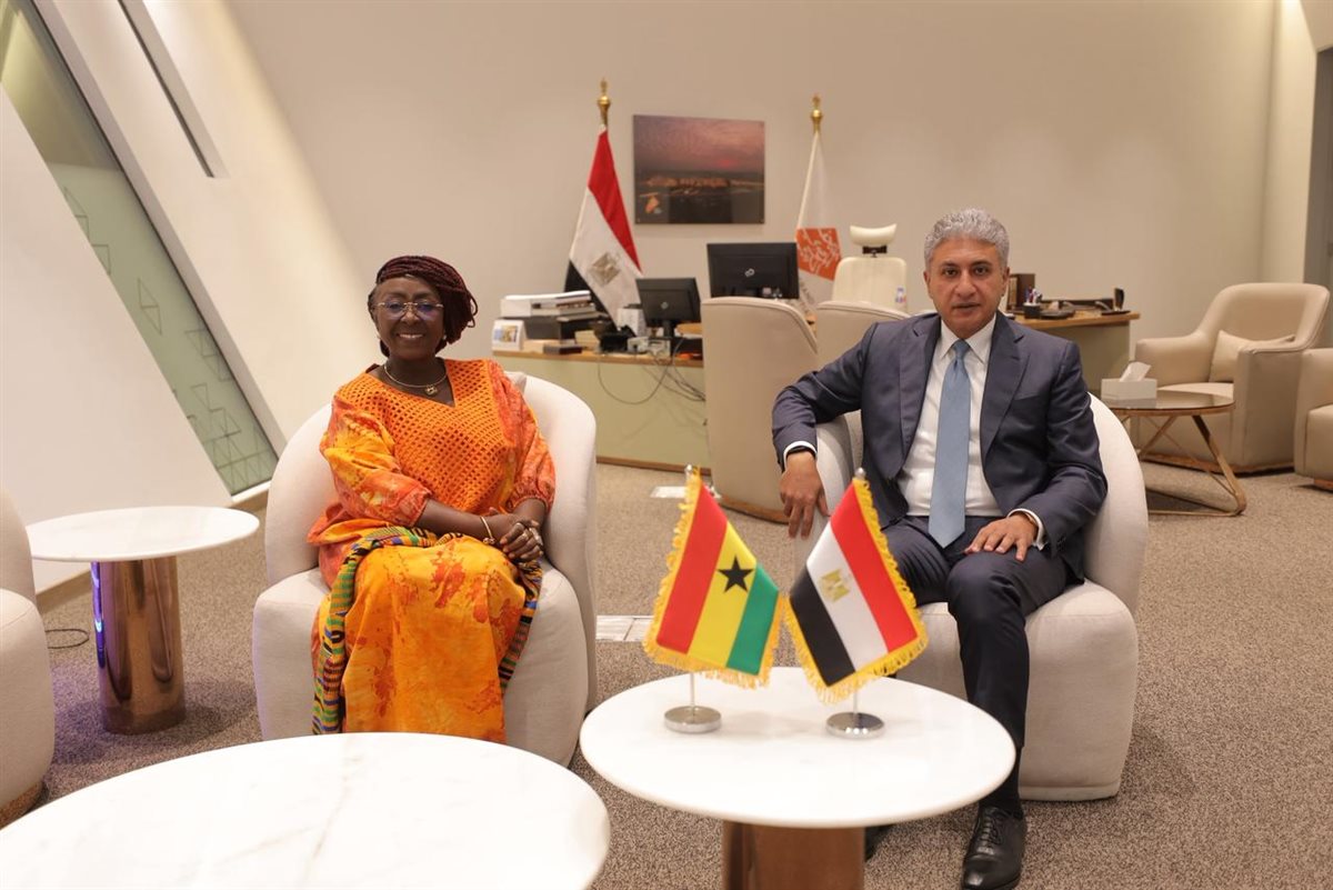 وزير الآثار يبحث مع نظيرته الغانية تعزيز التعاون في مجال السياحة