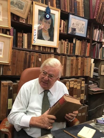 حسن كامي في المكتبة