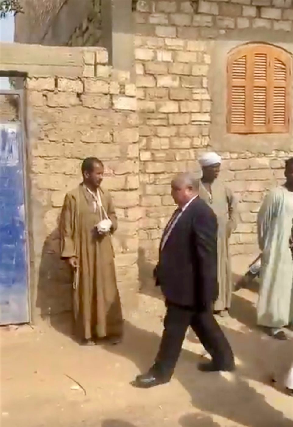 وكيل وزارة التربية والتعليم بالأقصر يتقدم المشيعين