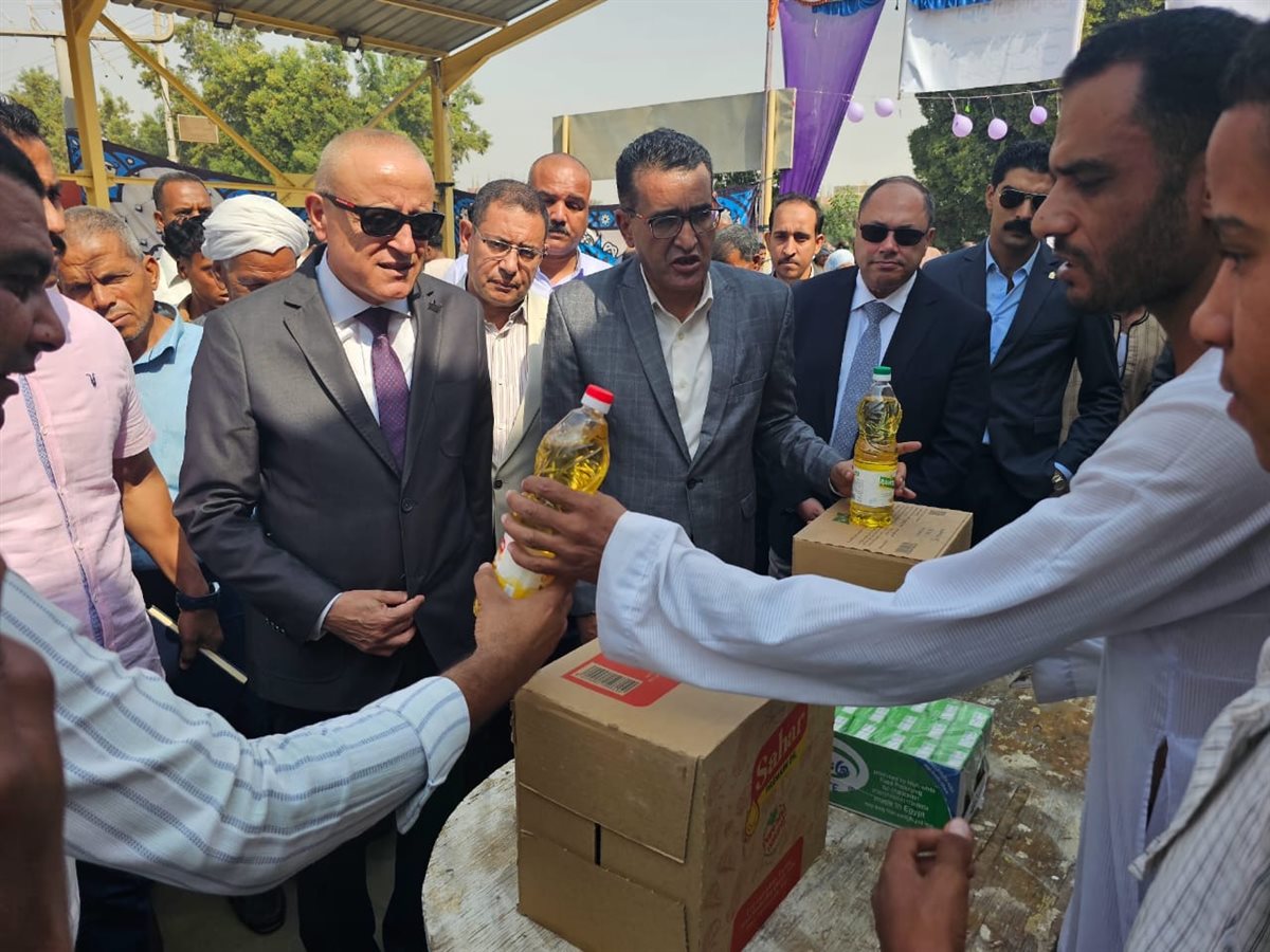 محافظ الأقصر يفتتح سوق اليوم الواحد بالشغل بإسنا