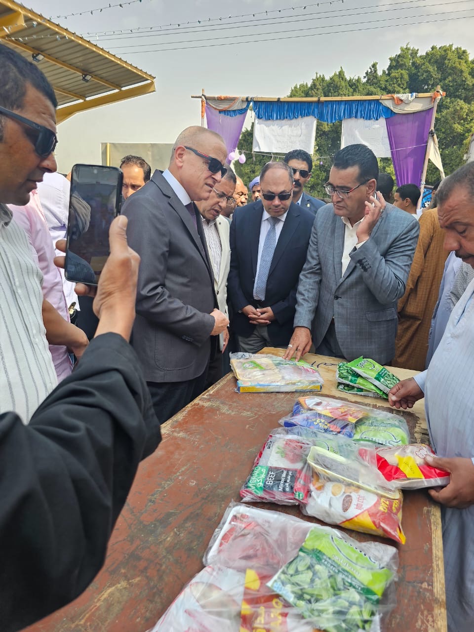 محافظ الأقصر يفتتح سوق اليوم الواحد بالشغل بإسنا